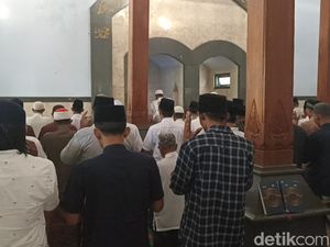 Jemaah Ponpes Al Khoiriyah Tulungagung Salat Idul Fitri Hari Ini