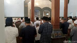 Khusyuk Tanpa Speaker, Jemaah Ponpes Al Khoiriyah Rayakan Idul Fitri Lebih Awal