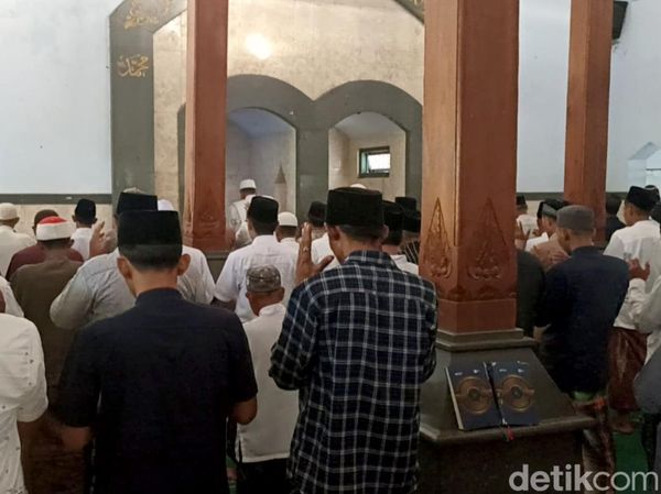 Khusyuk Tanpa Speaker, Jemaah Ponpes Al Khoiriyah Rayakan Idul Fitri Lebih Awal