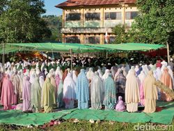 Lebih Awal, Jemaah Naqsabandiyah di Bima Salat Idul Fitri Hari Ini