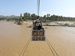 Jembatan Putus, Warga Bireuen Gunakan Kereta Gantung Seberangi Sungai