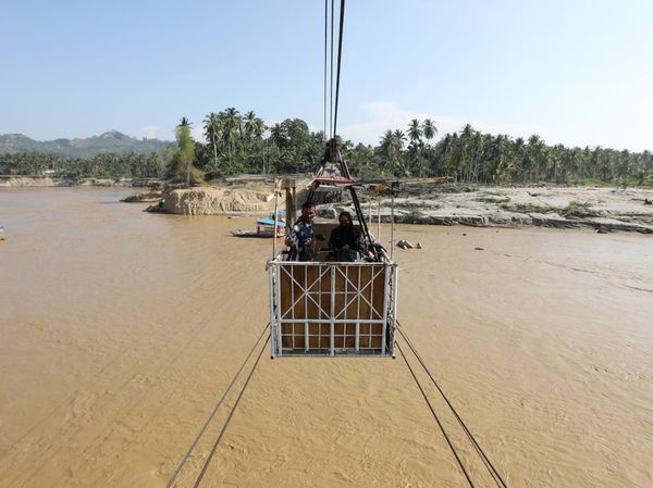 Jembatan Putus, Warga Bireuen Gunakan Kereta Gantung Seberangi Sungai