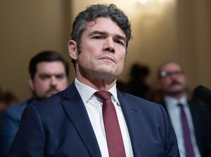 FBI Selidiki Bos Kontraterorisme yang Mengundurkan Diri Karena Perang Iran