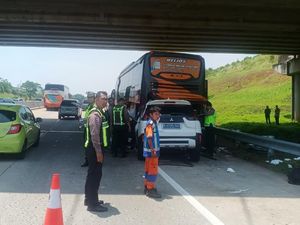 Xpander Tabrak Bus di Tol Batang, 2 Pemudik Tewas