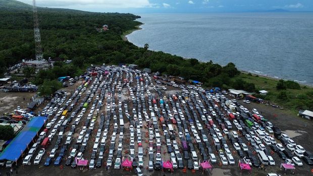 Foto udara kepadatan kantong parkir Terminal Kargo Gilimanuk, Jembrana, Bali, Rabu (18/3/2026). Kepadatan terjadi menjelang penutupan sementara aktivitas penyeberangan Pelabuhan Gilimanuk-Ketapang pada 19 Maret 2026 pukul 05.00 WITA dalam rangka perayaan Hari Raya Nyepi Umat Hindu di Bali yang bertepatan dengan puncak arus mudik Idul Fitri 2026. ANTARA FOTO/Budi Candra Setya/foc.