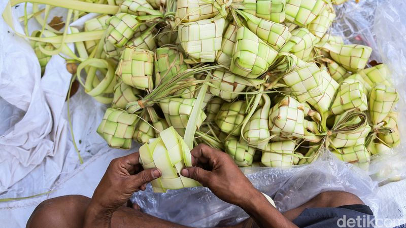 Kulit Ketupat Diburu, Pasar Pondok Labu Dipenuhi Pedagang Musiman Sejumlah pedagang menjajakan kulit ketupat di Pasar Pondok Labu, Jakarta Selatan, Kamis (19/3/2026). Menjelang Hari Raya Idulfitri, pedagang kulit ketupat mulai ramai di Pasar Pondok Labu, dengan aktivitas jual beli yang meningkat.