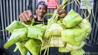 Kulit Ketupat Diburu, Pasar Pondok Labu Dipenuhi Pedagang Musiman