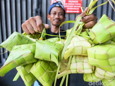 Kulit Ketupat Diburu, Pasar Pondok Labu Dipenuhi Pedagang Musiman