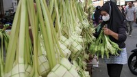Kulit Ketupat Laris Manis Jelang Lebaran di Lhokseumawe