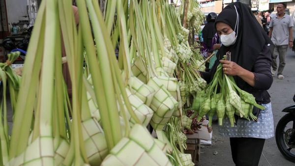 Kulit Ketupat Laris Manis Jelang Lebaran di Lhokseumawe