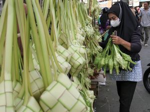 Kulit Ketupat Laris Manis Jelang Lebaran di Lhokseumawe