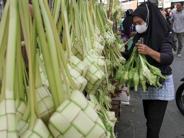 Kulit Ketupat Laris Manis Jelang Lebaran di Lhokseumawe
