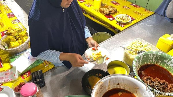 Sejak 1950! Ini Kupat Glabed Racikan Pak Makhali yang Melegenda