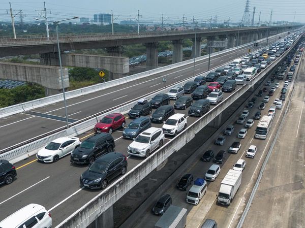 Puncak Mudik H-2 Lebaran, Tol Japek hingga MBZ Macet Panjang