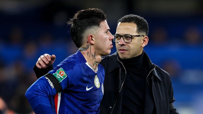 LONDON, ENGLAND - JANUARY 14: Head Coach Liam Rosenior with Enzo Fernández of Chelsea at the end of their sides 3-2 defeat during the Carabao Cup Semi Final First Leg match between Chelsea and Arsenal at Stamford Bridge on January 14, 2026 in London