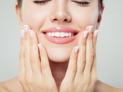 Tren Pearly Lips untuk Lebaran, Bikin Bibir Glowing Natural & Lebih Plumpy