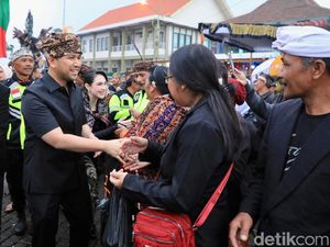 Momen Wagub Emil Bersama Arumi Bachsin Hadiri Perayaan Nyepi di Tosari