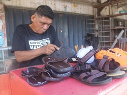 Jasa Jahit Sandal di Polman Banjir Orderan Jelang Lebaran, Omzet Jutaan Sehari