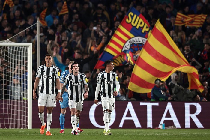 BARCELONA, SPAIN - MARCH 18: Malick Thiaw, Sandro Tonali and Jacob Ramsey of Newcastle United looks dejected after Marc Bernal of FC Barcelona (not pictured) scores his teams second goal during the UEFA Champions League 2025/26 Round of 16 Second Le