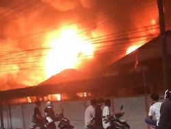Diwarnai Ledakan Beruntun, Pabrik Cat-Tiner di Gresik Terbakar Hebat