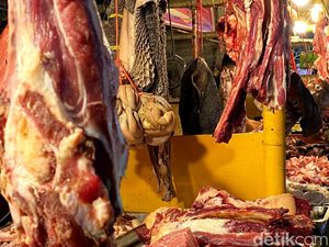 Pedagang Daging Sapi di Pasar Kosambi Bandung Mogok Berjualan