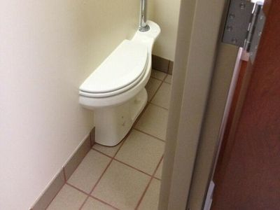 7 Penampakan Toilet yang Nyeleneh, Berani Pasang Kayak Gini di Rumah?