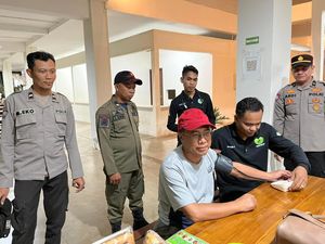 Pemudik Manfaatkan Layanan Cek Tensi Darah Gratis di Posyan Km 56B Tol Indralaya
