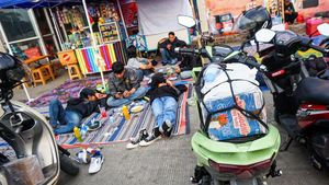 Pemudik Motor Padati SPBU Subang, Antre Isi BBM dan Beristirahat