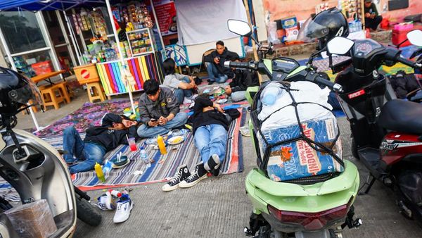 Pemudik Motor Padati SPBU Subang, Antre Isi BBM dan Beristirahat