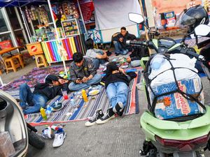 Pemudik Motor Padati SPBU Subang, Antre Isi BBM dan Beristirahat