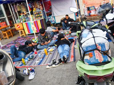 Pemudik Motor Padati SPBU Subang, Antre Isi BBM dan Beristirahat