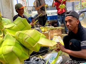 Tradisi Turun-temurun Warga Kadungora Jualan Kulit Ketupat di Bandung
