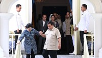 Prabowo Gandeng Tangan Megawati di Tangga Istana