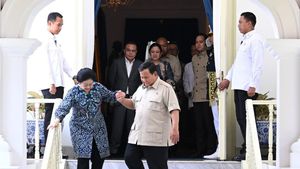 Prabowo Gandeng Tangan Megawati di Tangga Istana