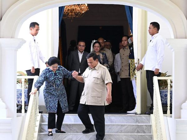 Prabowo Gandeng Tangan Megawati di Tangga Istana