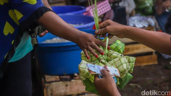Ramai Sejak Pagi, Kulit Ketupat Diserbu Pembeli