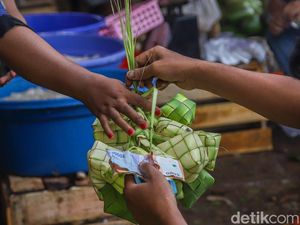 Ramai Sejak Pagi, Kulit Ketupat Diserbu Pembeli