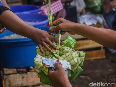 Ramai Sejak Pagi, Kulit Ketupat Diserbu Pembeli