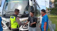 Apes! Lagi Asyik Makan di Rest Area, Pemudik Malah Ditinggal Rombongan