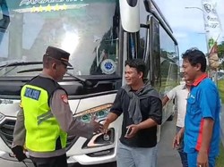 Apes! Lagi Asyik Makan di Rest Area, Pemudik Malah Ditinggal Rombongan