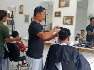 Tempat Pangkas Rambut di Lombok Timur Ramai Jelang Lebaran