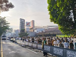 Sejumlah Umat Muslim di Depok Salat Idul Fitri Hari Ini