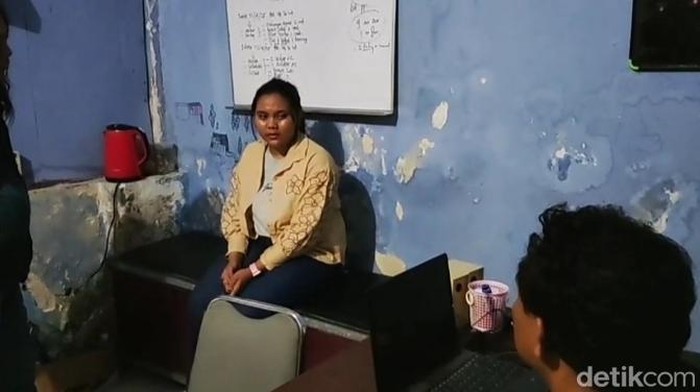 Seorang wanita melakukan penipuan dengan modus menggunakan struk pembayaran palsu di salah satu toko parcel lebaran di Makassar.