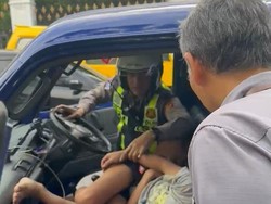 Jalur Puncak Mendadak Macet, Ternyata Ada Sopir Pingsan