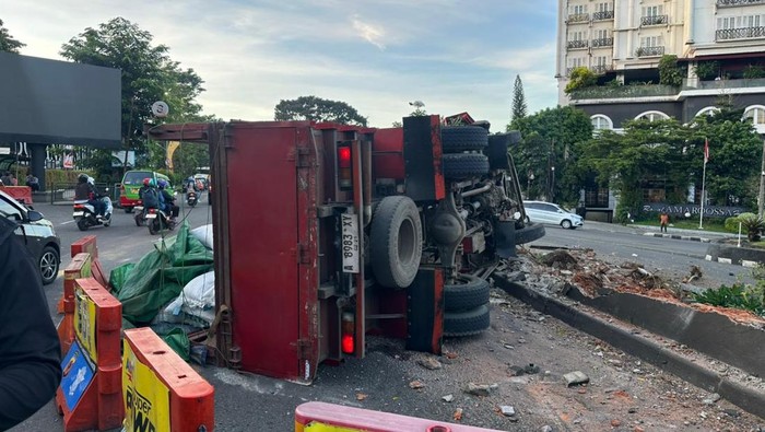 Truk menabrak bahu jalan, lalu terguling di dekat Tugu Kujang, Bogor. (Dok. Istimewa)