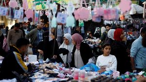Warga Gaza Berbelanja Jelang Idulfitri di Tengah Keterbatasan