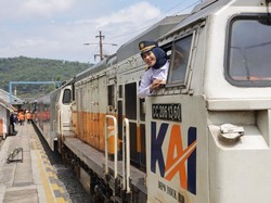 Cerita Ajeng Menahan Rindu di Balik Kabin Lokomotif Saat Lebaran