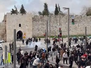 Warga Palestina Ditembak Gas Air Mata saat Hendak Salat Id di Al-Aqsa