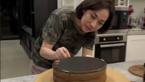 BCL Sibuk di Dapur Jelang Lebaran, Masak Asam Padeh hingga Kue Coklat