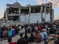 Di Tengah Reruntuhan, Warga Gaza Tetap Salat Idulfitri